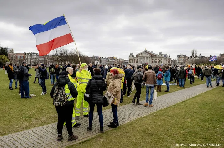 paar honderd coronademonstranten op museumplein