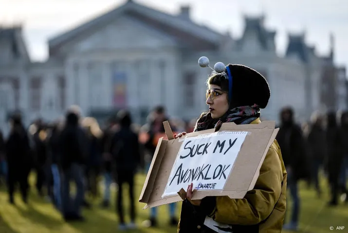 paar honderd demonstranten op museumplein