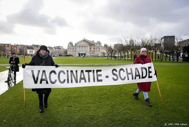 paar honderd demonstranten op museumplein