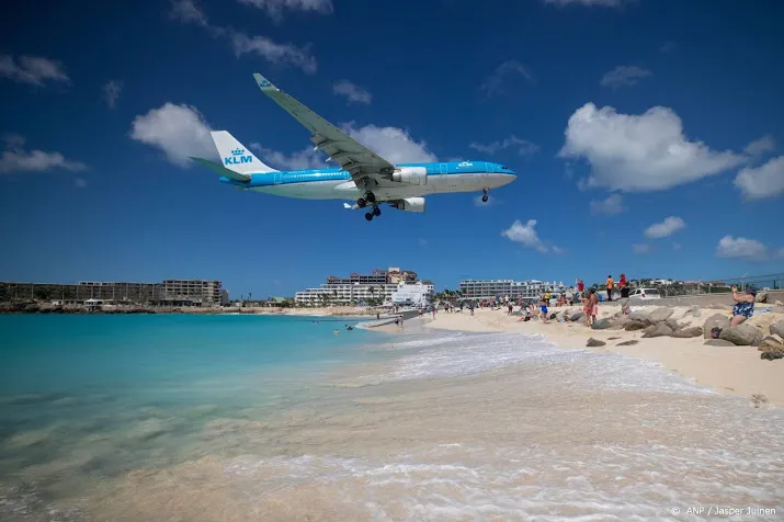 passagiers klm vlucht vast op sint maarten