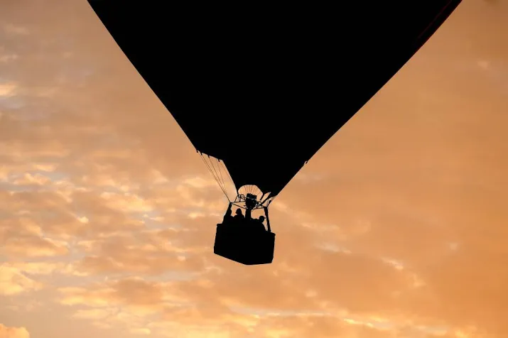 passagiers luchtballon gewond na noodlanding