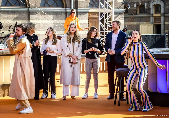 paul de leeuw zingt koning toe tijdens repetitie the streamers