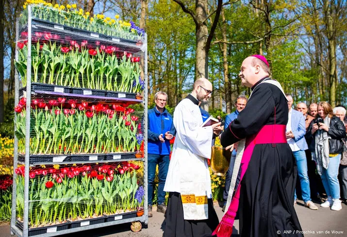 pauselijke zegen in paradijselijke bloemenzee