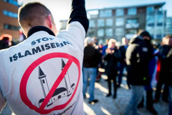 pegida zet kruizen op grond moskee enschede