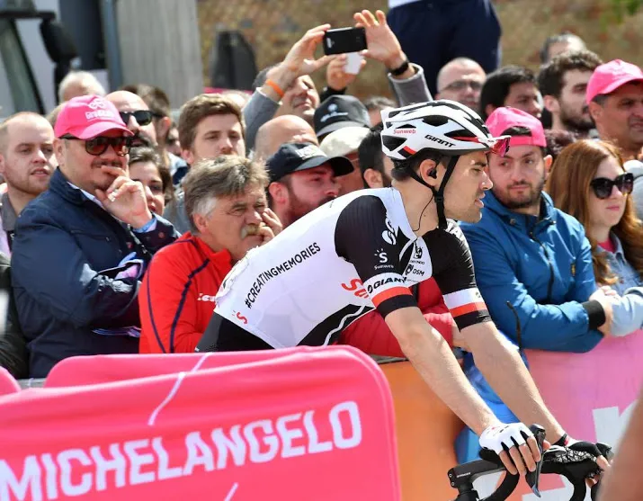 peloton in ronde van italie op weg naar imola