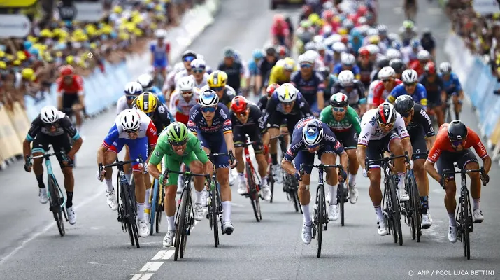 peloton onderweg in lastige langste etappe tour de france