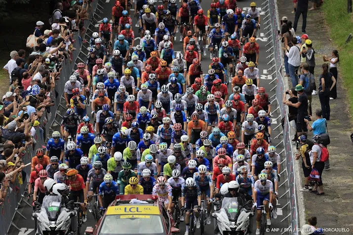 peloton vertrokken voor eerste bergetappe in de pyreneeen