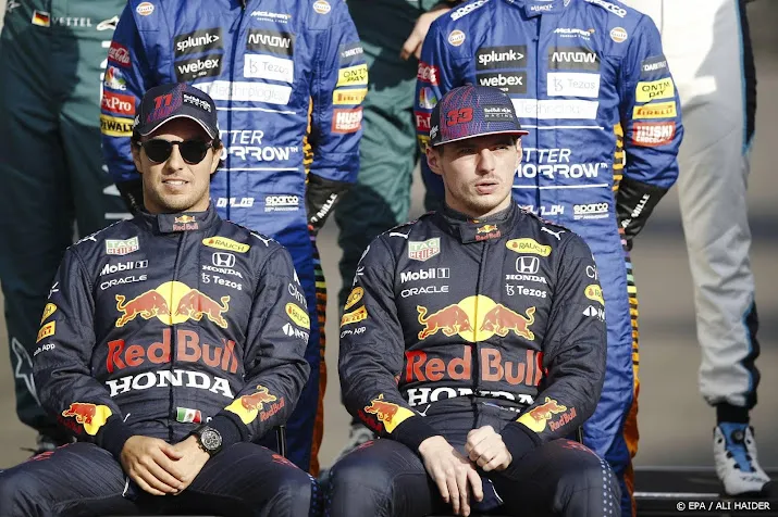 perez kijkt bij red bull vol bewondering naar verstappen