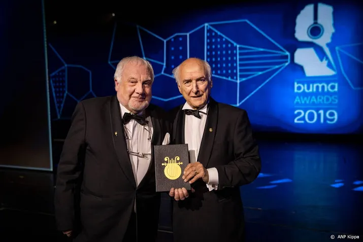 peter koelewijn ontvangt oeuvreprijs buma awards