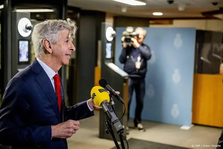 plasterk spreekt van intensief overleg in zicht van de haven
