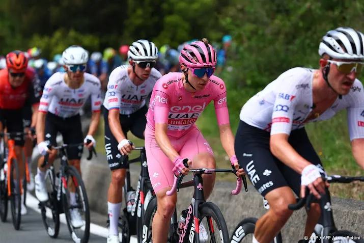 pogacar blijft in giro beducht voor aanvallen van ineos renners