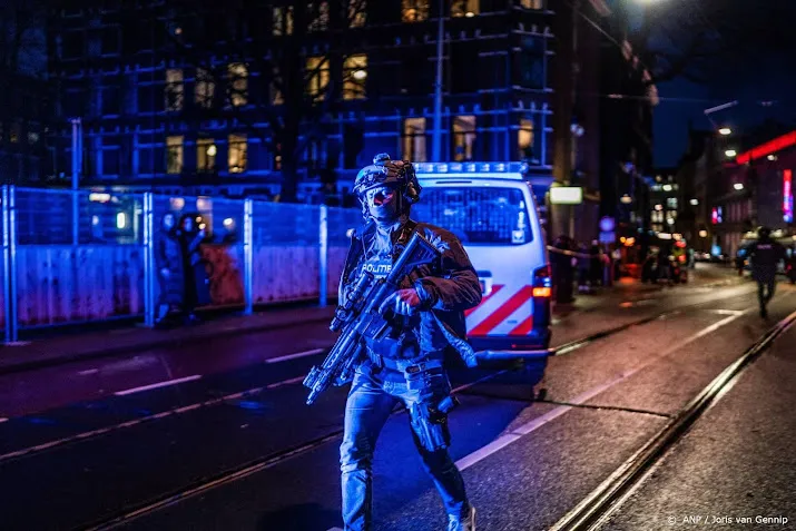 politie bevrijdt mensen uit apple store tijdens gijzeling
