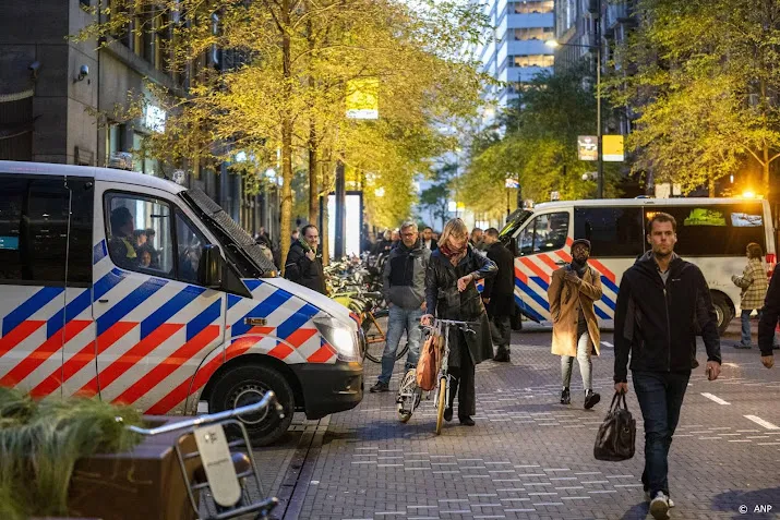 politie drijft demonstranten uiteen bij ministerie van justitie