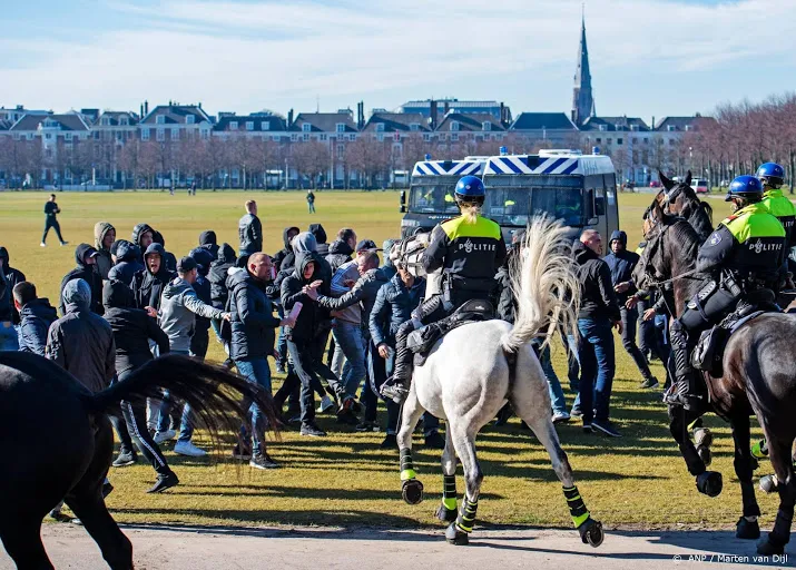 politie houdt ado fans vast op malieveld