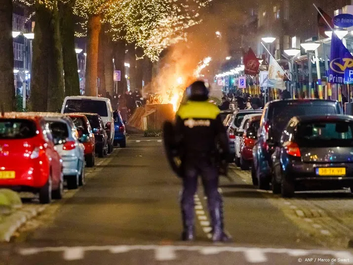 politie houdt ruim 50 relschoppers aan in rotterdam