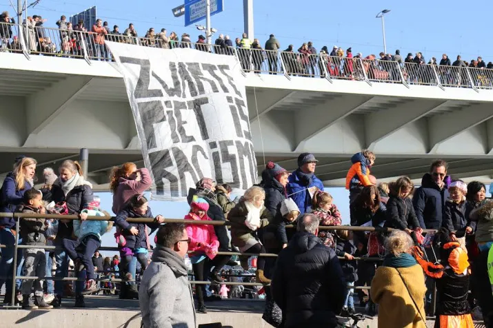 politie in actie in rotterdam bij opstootje