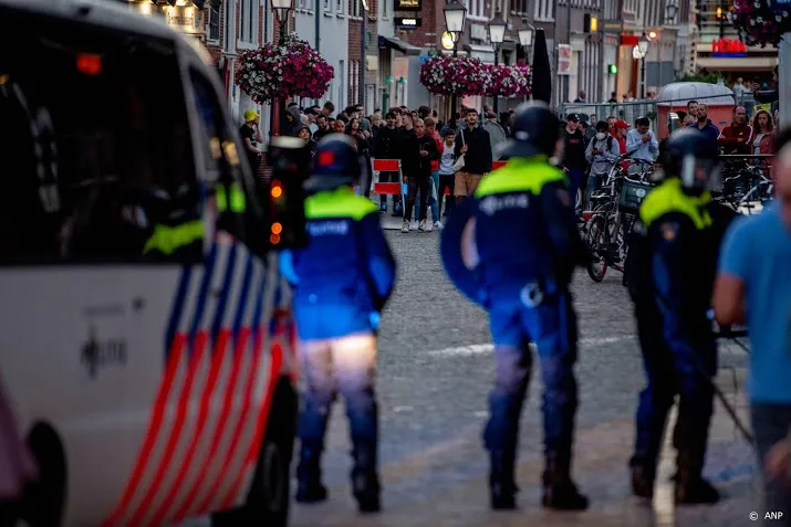 politie in hoorn sommeert mensen het centrum te verlaten