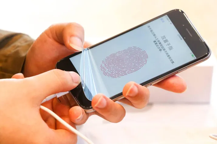 politie mag vinger tegen telefoonsensor houden