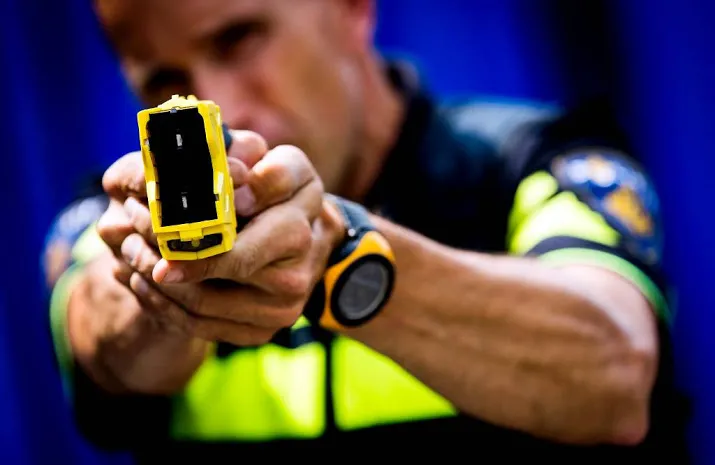 politie moet per direct stoppen met taser