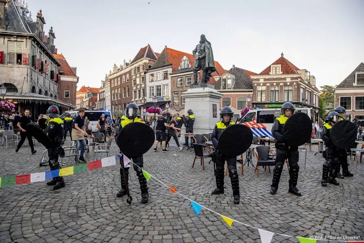 politie onderzoekt camerabeelden van rellen in hoorn