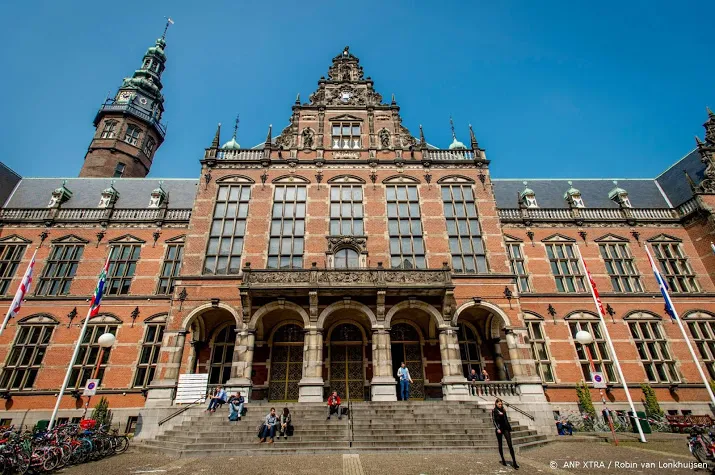 politie ontruimt door studenten gekraakt pand