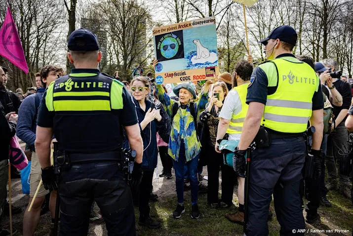 politie probeert blokkade klimaatactivisten op a12 te voorkomen