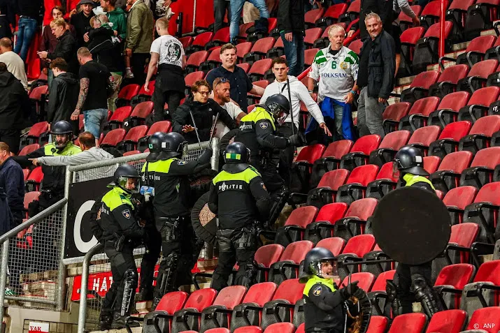 politie toont beelden van relschoppers fc twente hammarby if