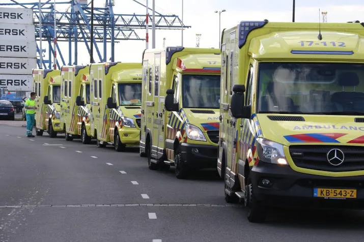 politie zoekt container met mensen in nood