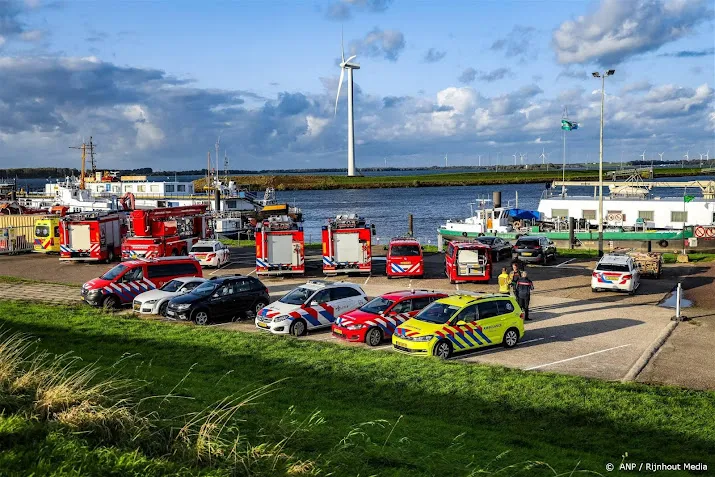 politie zoekt met sonarboot naar vermisten bootongeluk volkerak