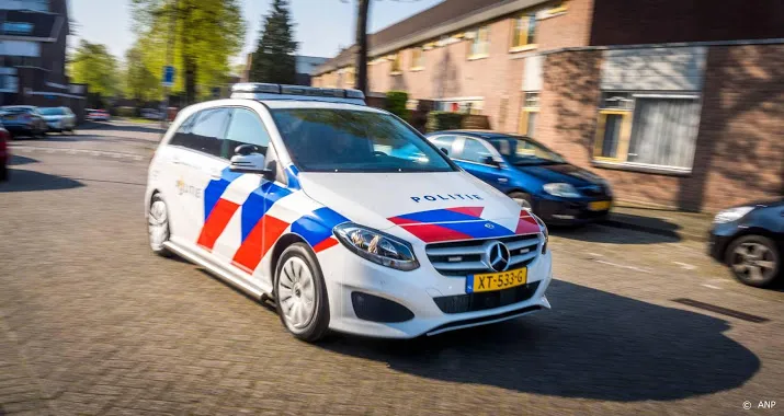 politieauto vernield met zwaar vuurwerk