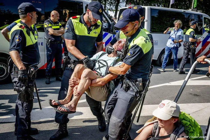 politiebond zet bemiddelaar in om a12 blokkades xr te stoppen