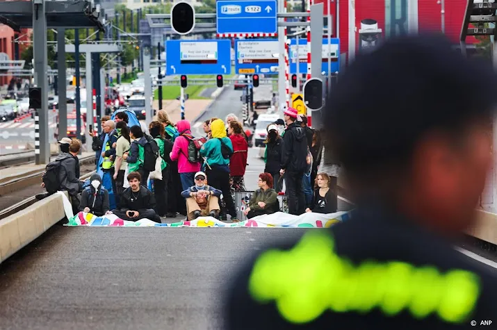 politiebonden politiek moet in gesprek met demonstranten op a12
