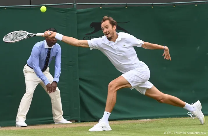 poolse tennisser hurkacz schakelt medvedev uit op wimbledon
