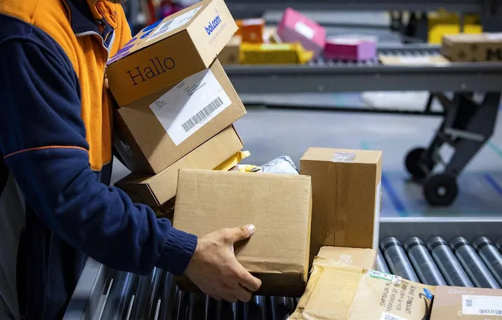 postnl ziet pakketstroom tegenvallen en geeft winstalarm