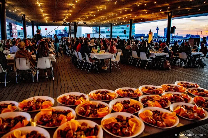 premier roept moslims op iftar thuis te nuttigen