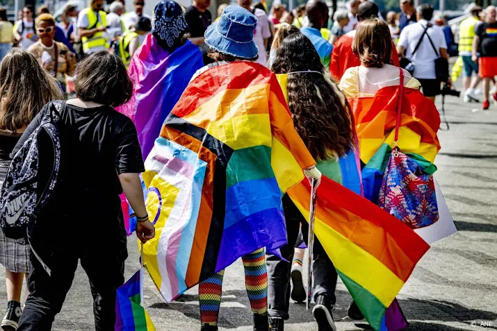 pride march in rotterdam onderweg met feyenoordsupporters op kop