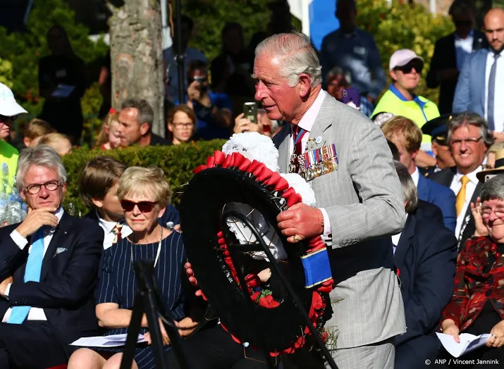 prins charles legt krans voor polen