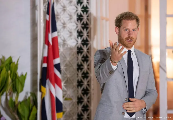 prins harry klaagt media aan om telefoonhack