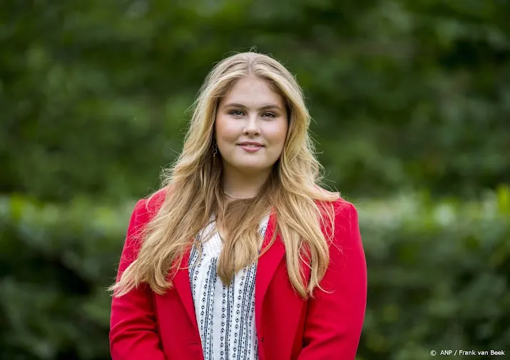 prinses amalia 18 jaar maar blijft nog even gewoon een tiener