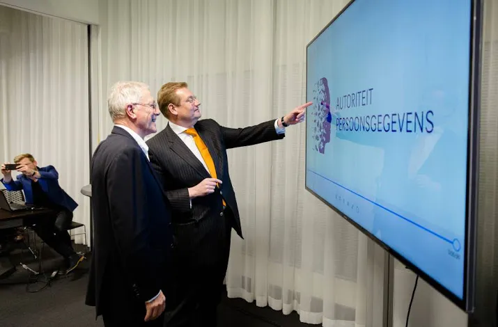 privacywaakhond lekt per ongeluk zelf namen