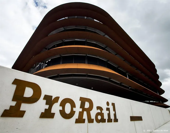 projecten prorail onder druk door tekorten en strenge regelgeving