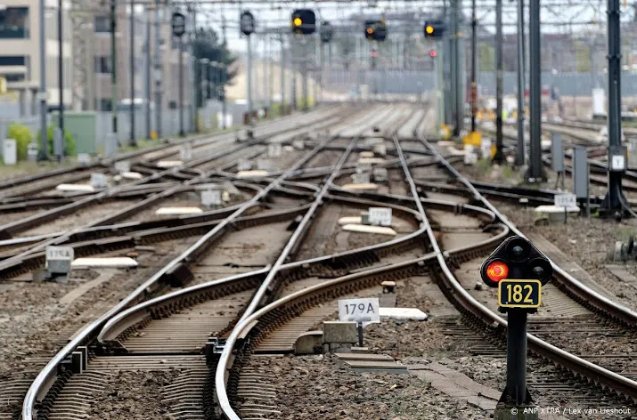 prorail werkt aan het spoor bij zwolle
