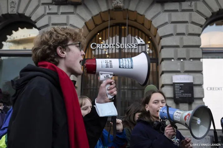 protest bij hoofdkantoor credit suisse zurich na redding door ubs