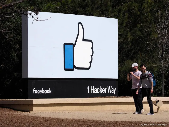 protest bij jaarvergadering facebook