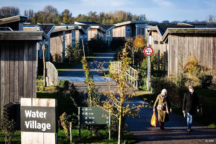 provincie zeeland vraagt roompot af te zien van verhuizing