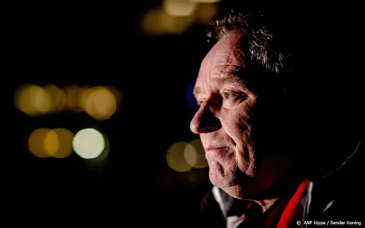 publiek neemt afscheid van piet paulusma in harlingen
