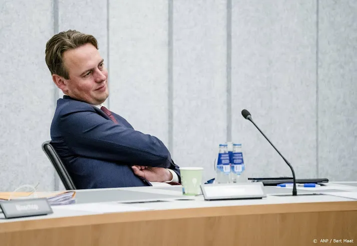 pvdaer nijboer verlaat dagelijks bestuur kamer om zaak arib