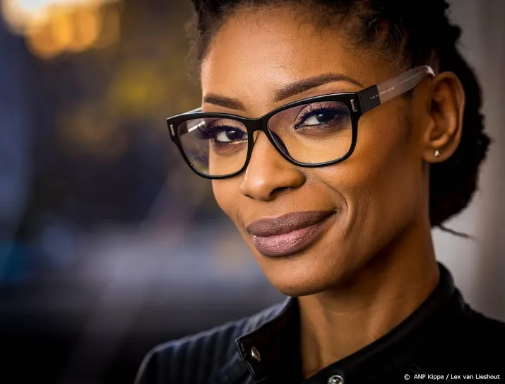 raad amsterdam valt over sylvana simons heen