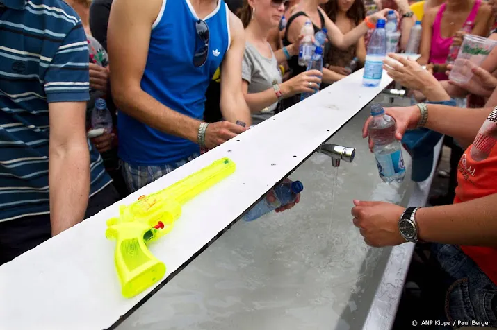 raad vraagt naar duur water op haags festival