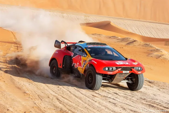 rallyrijder loeb blijft winnen in dakar rally